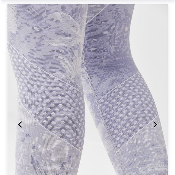 Fabletics Seamless Mid Rise Jacquard Capri - Picture 3 of 6